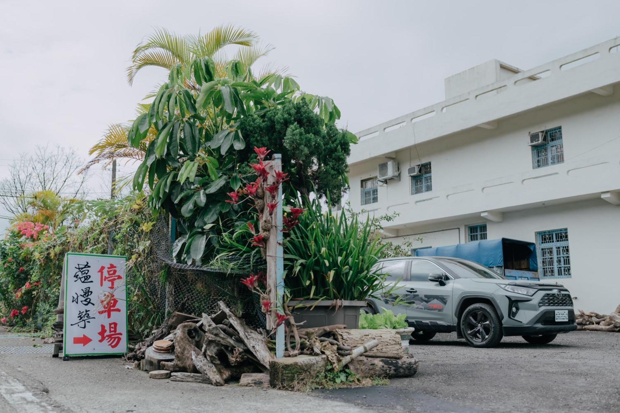 蘊慢築 茶花藝主題民宿 Yun Man Zhu Homestay Gongguan Buitenkant foto