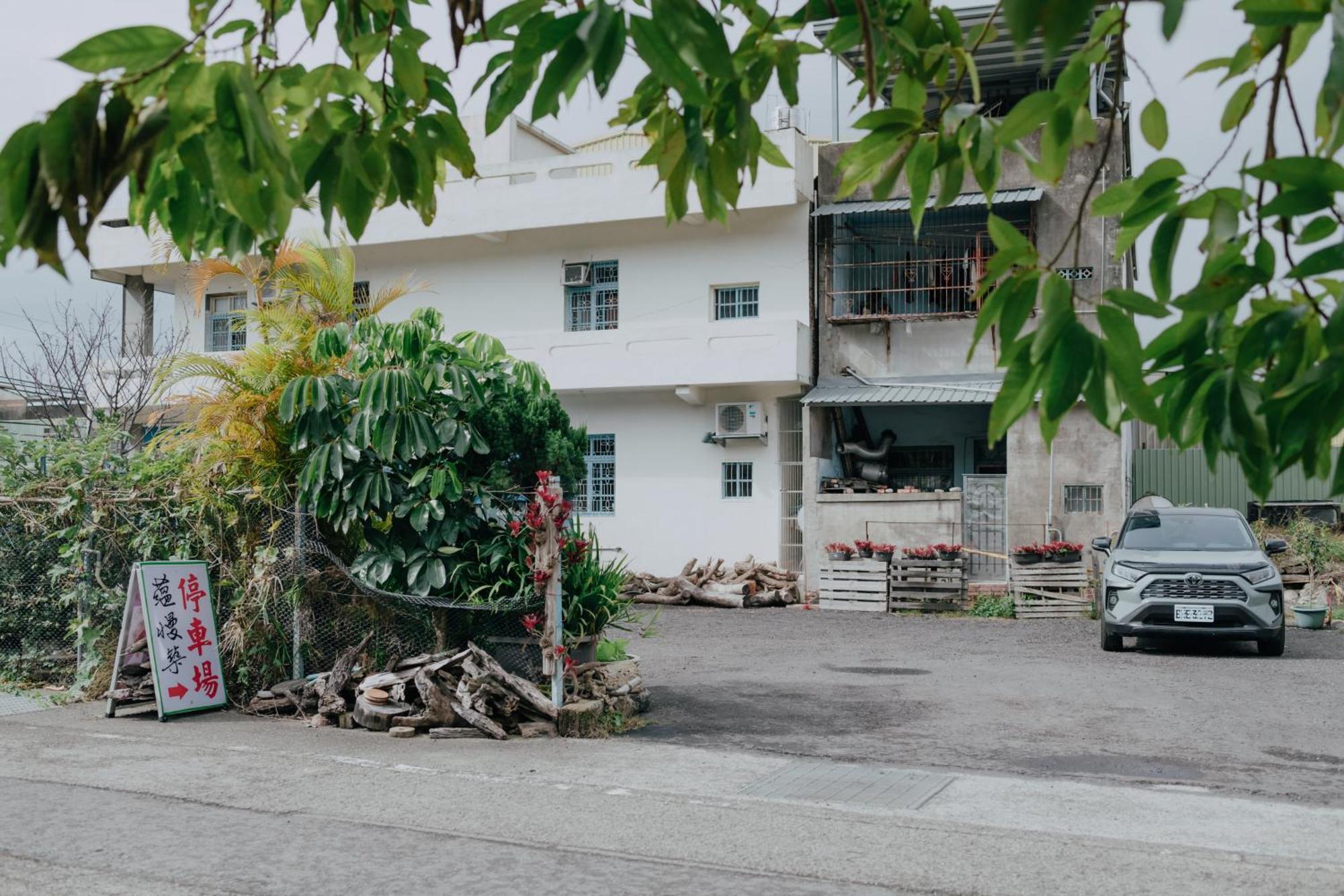 蘊慢築 茶花藝主題民宿 Yun Man Zhu Homestay Gongguan Buitenkant foto